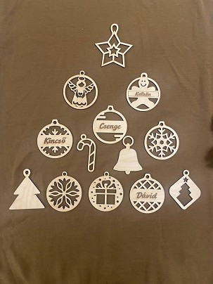 Fa karácsonyfadísz névvel