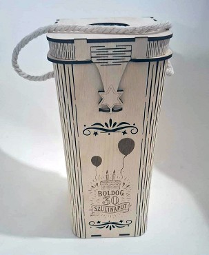 Elegáns bor és pezsgő átadó díszdoboz – egyedi gravírozással
