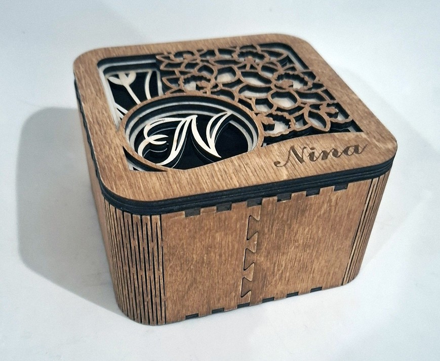 Monogramos ékszertartó doboz