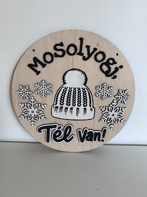 Mosolyogj, Tél Van! – kötött sapkás téli ajtódísz